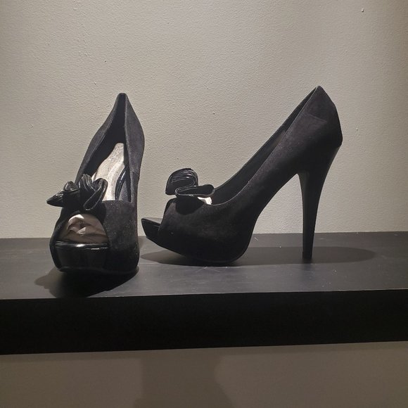 Black platform heels with toe box embellishment - Picture 2 of 3